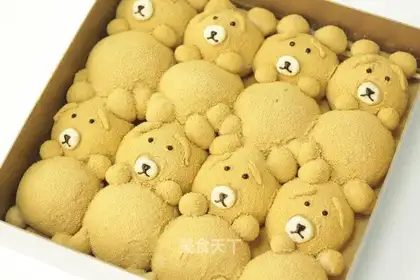 Bear squeezes bread