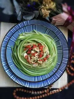 The watering hands tore the garlic