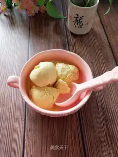 Homemade mango ice cream