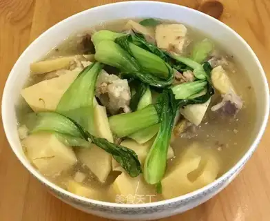 Spring pork bone soup