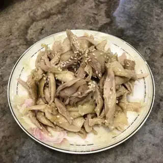The salted chicken powdered hand tore the chicken leg