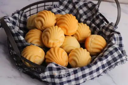 Shells, red bean bread