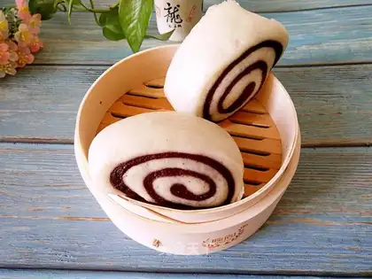 Black-meat double-coloured buns