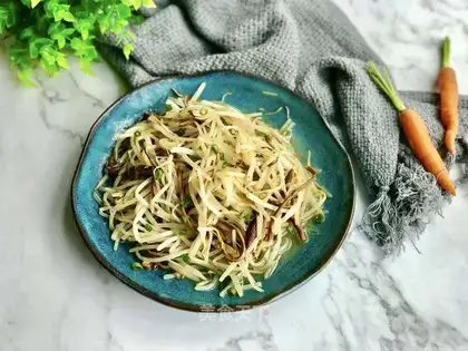 Tea mushrooms fried green bean sprouts