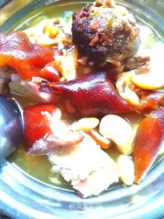 Soybean stew, pig feet