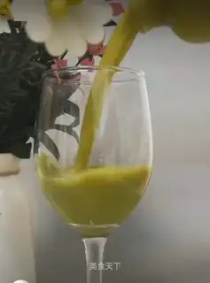 A juicy apple milkshake