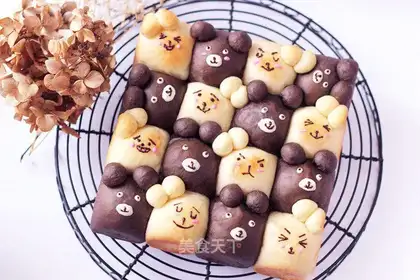Double-coloured bears squeeze bread