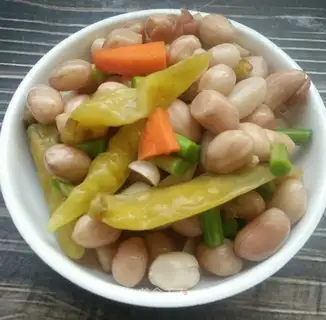 Pepper peanuts
