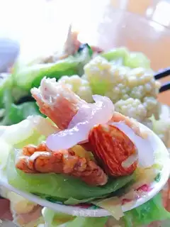 Low-fat nut salad