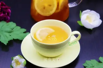 Sweet tea with fresh lemon