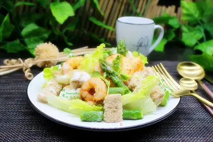 Nutrient salad and bread