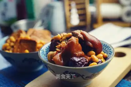 Two bean-cooked pig hoof