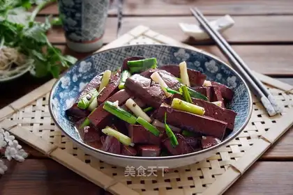 Garlic pig blood