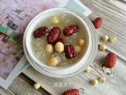 Silver-ear red-leave-tree soup