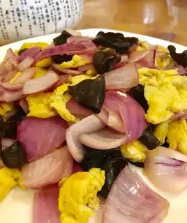 Onion wooded eggs