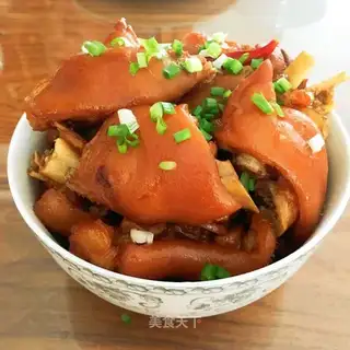 Burning pigs' feet