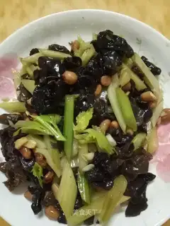 Woodnut celery