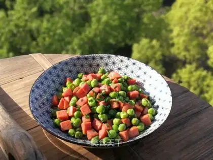 Peas and ham sausage