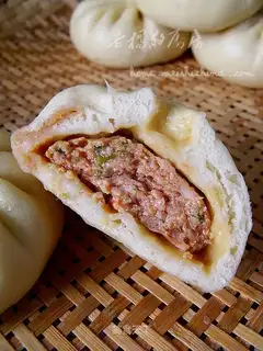 Steamed buns with three delicacies with milk flavor