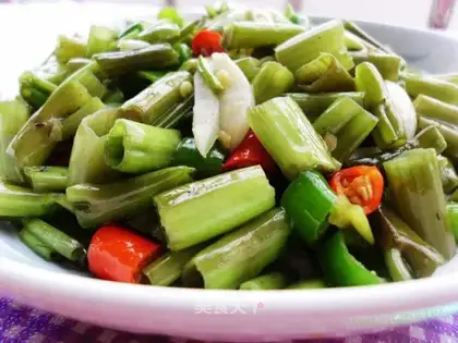 Hot and sour water cabbage stems