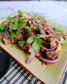 stir-fried spicy chicken with onions