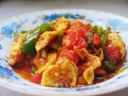 Scrambled eggs with tomatoes and green peppers