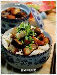 Braised pork noodles with mushroom