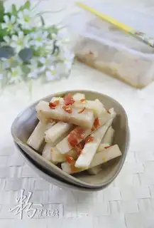 Soak radish with chopped pepper