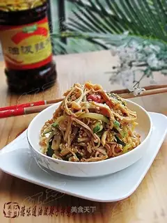 Shredded chicken with fried pepper