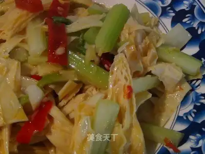 Chopping pepper and tofu bamboo