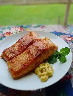Salmon with pepper and salt