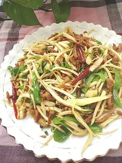 stir-fried shredded pork with green pepper and rice bamboo