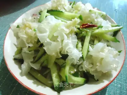 Tremella mixed with cucumber