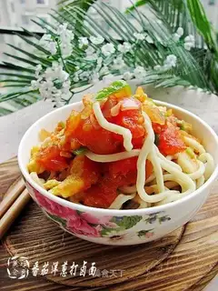 Noodles with tomato and onion