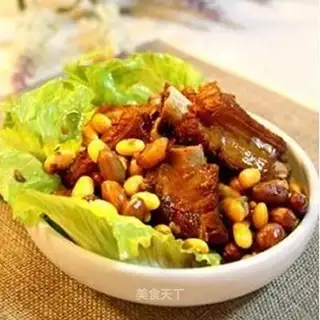 Boiled pork ribs with soybeans