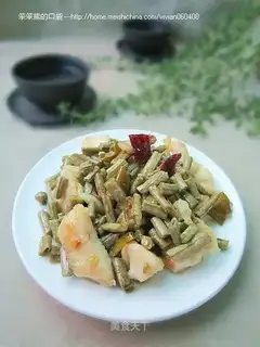 stir-fried diced chicken with sour beans