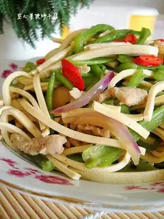 stir-fried shredded pork with cabbage stalks