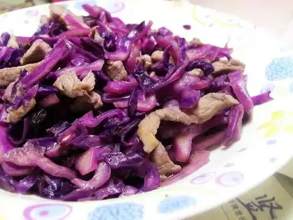 Sliced pork slices, purple cabbage