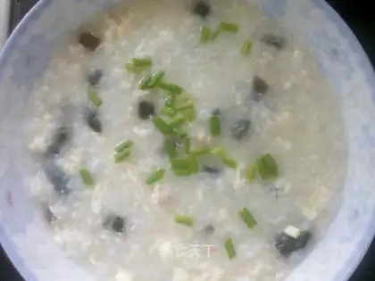 Preserved egg porridge with lean meat and egg flower