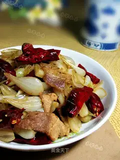 stir-fried pork with wild rice head