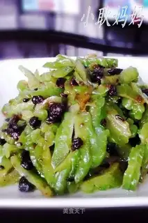 Balsam pear mixed with black bean
