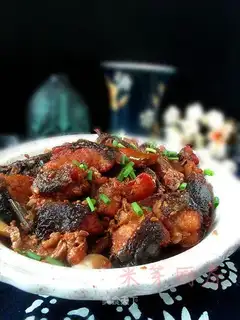 Stewed fish pieces with lees