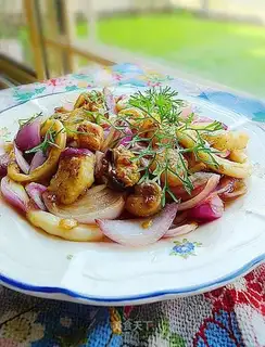 stir-fried onions with seafood