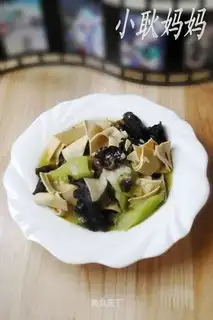 Roasted wooden leaves with loofah