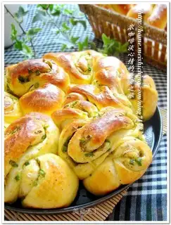Pastoral black pepper and onion bread