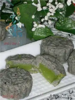 Black and white sesame ice skin mooncake