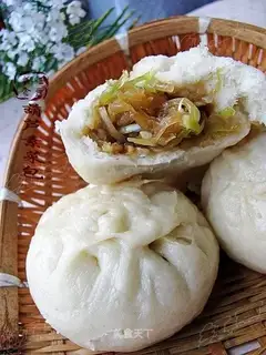 Steamed buns filled with vegetable vegetables