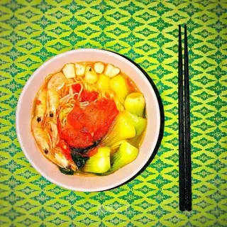 Shrimp and tomato noodles