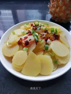 Potato chips with red oil