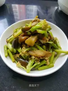 Cheese and gravy and garlic